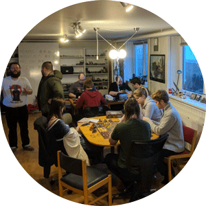 Her ser man en gruppe medlemmer som hygger sig inde i A New Hope's lokaler